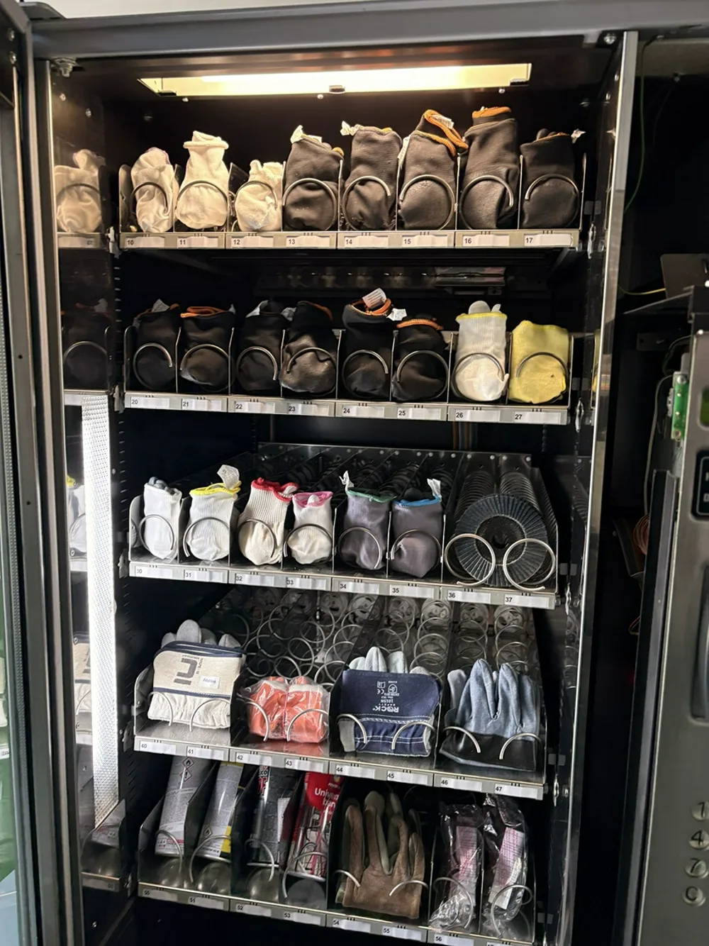 Naskladnený výdajný automat Vendinvest s OOPP a náradím