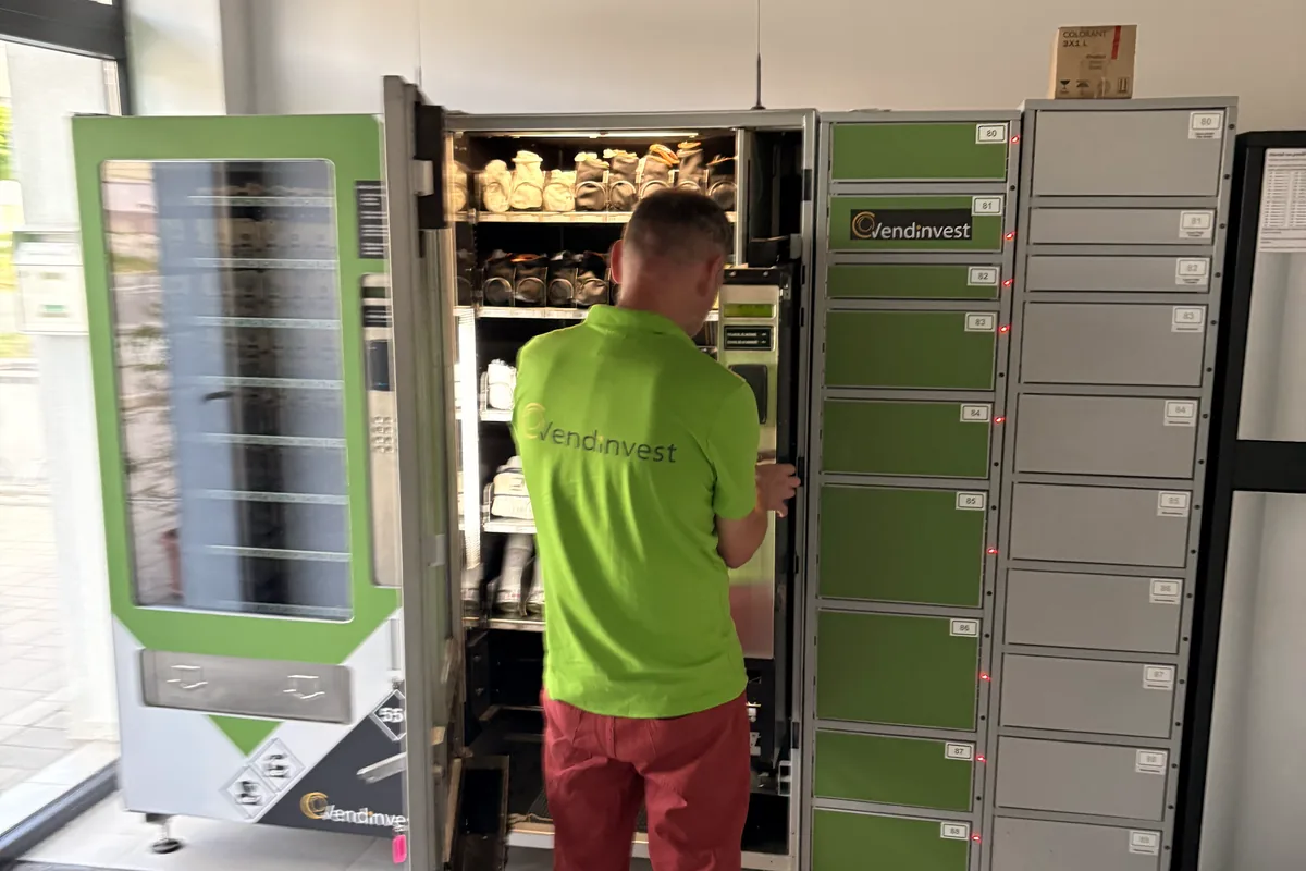 Zamestnanec pri otvorenom výdajnom automate Vendinvest