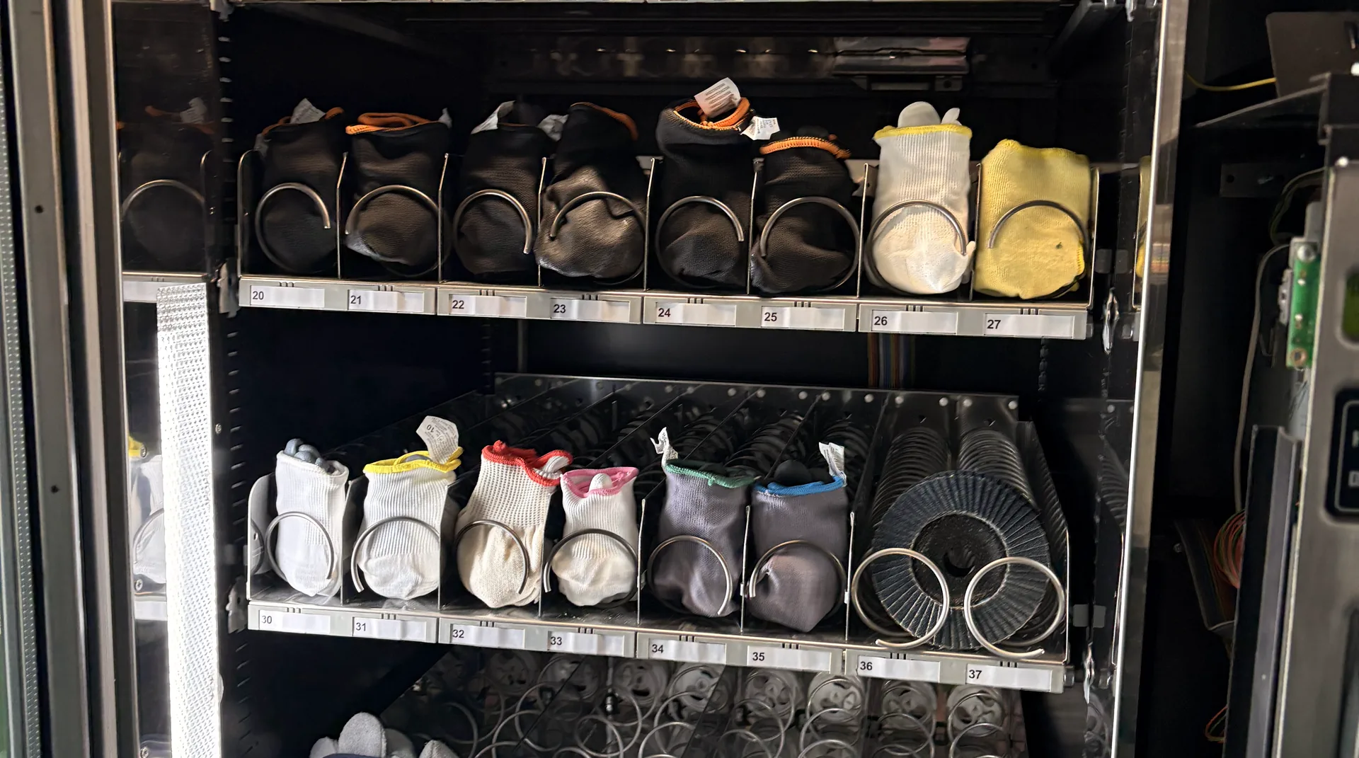 Naplnený výdajný automat s ochrannými pomôckami
