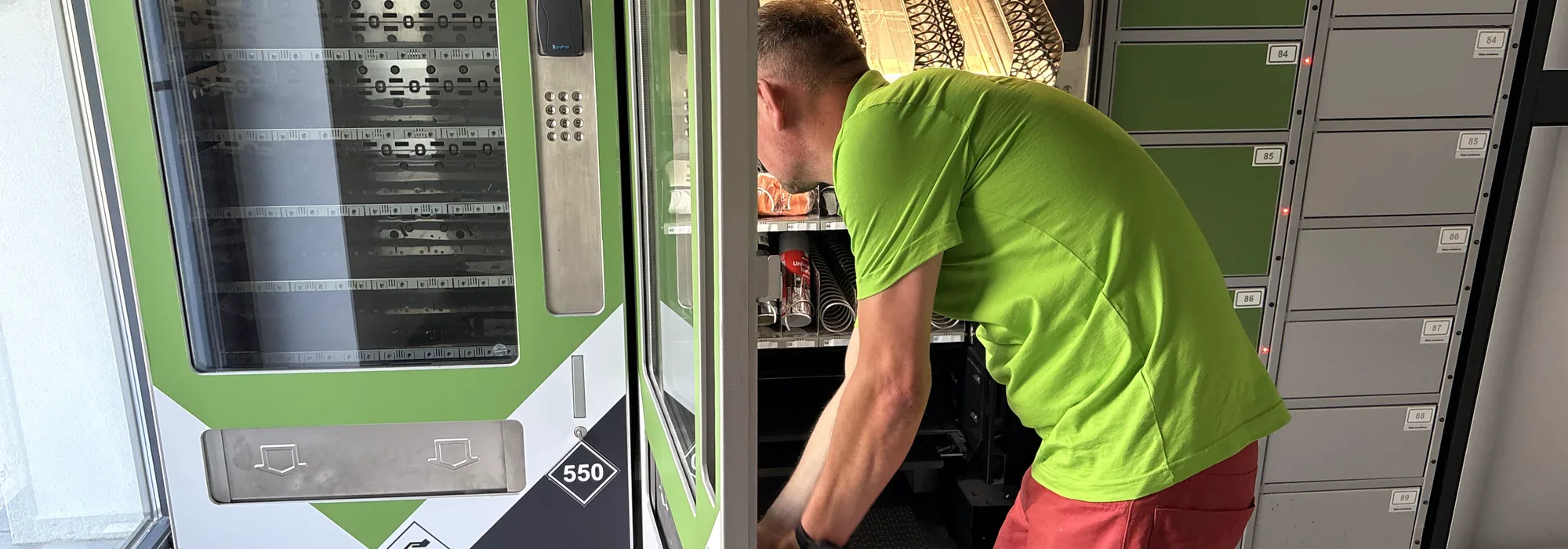 Technik dopĺňa výdajný automat Vendinvest